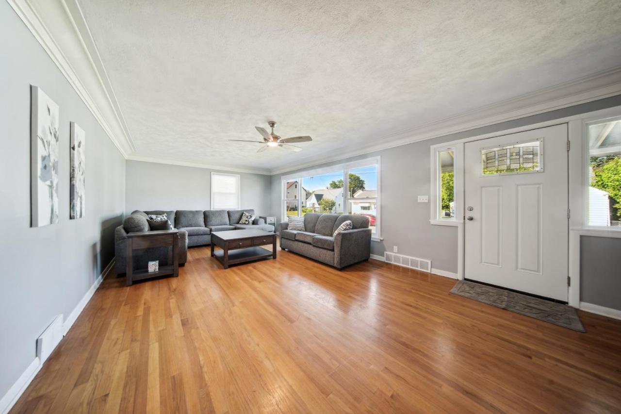 Charming About 2 Mi To Downtown Delights! *